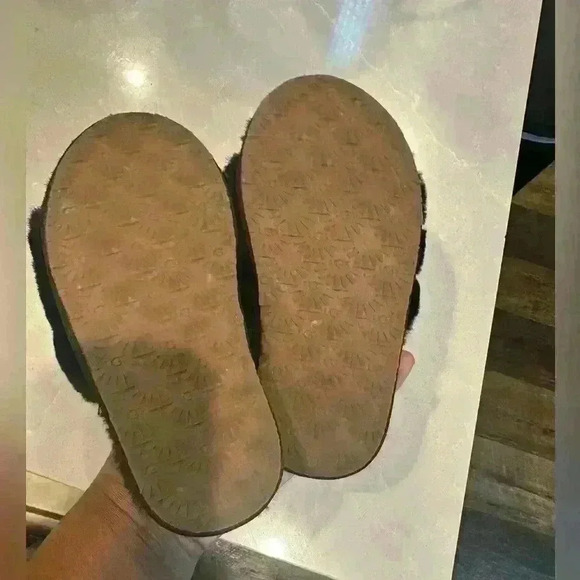 UGG fluff yeah slides. - Picture 2 of 3